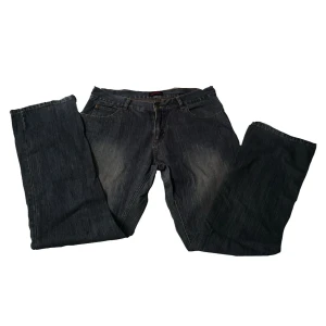 jeans - vanliga jeans, det står ”joelle” på en av fickorna, köpare står för frakt🫶🏻