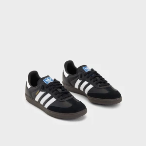Svarta Adidas Sambas - Säljer mina svarta adidas samba i storlek 38 2/3. Väldigt sparsamt använda och det finns inga defekter. 