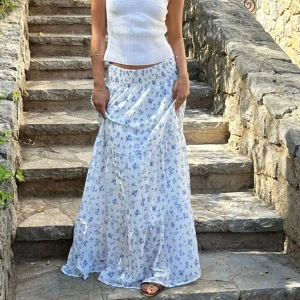 Blommig kjol - Superfin blommig kjol från design by si. Helt ny, alla lappar kvar. Storlek xs/s 🤍