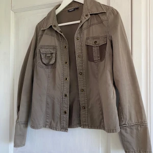 Skitsnygg jeansjacka från Mexx! - Jackan är i stl 38, men jag uppfattar den som ganska liten i storleken ( som S) . Ljus olivgrön/grå  färg ( ser mer grå ut på bilderna.)  Mycket bra skick.
