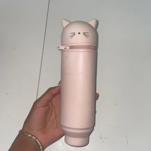 Pennfodral  - Grovt använd men är i bra skicka, gör rent den innan säljking såklart.