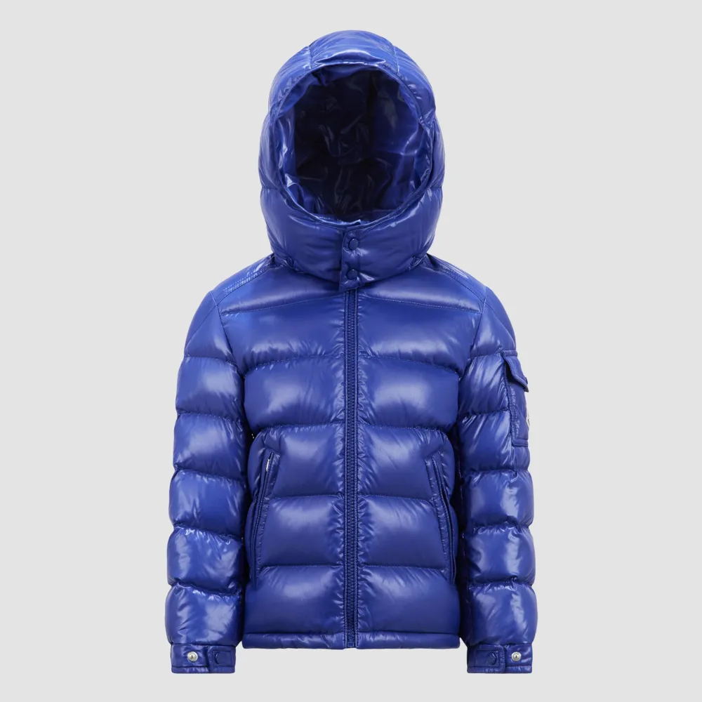 Funderar på att sälja denna Moncler jacka i modellen ”Maya”, storlek 12y. Använd mycket sparsamt då jag köpte den i slutet på förra vintern. Nypris ca 10 000 kr. Motsvarar storlek 0(xs). Pris kan diskuteras vid snabb affär. Skriv för fler bilder!. Jackor.