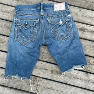 Quad stitching Truey jorts  - som sagt i titeln. Rätt så vild stitching inget som jag personligen sätt tidigare. saknar en back knapp och har ett litet håll med den går att fixa.