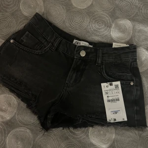 Zara jeansshorts  - Säljer dessa zara jeansshorts pågrund av att dom inte passar mig. Dom är aldrig använda och nypris är 329kr💓 Skriv för frågor:)