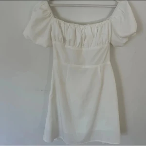 Studentklänning  - Säljer denna super fina klänning från Dennis Maglic. Passar perfekt till student eller midsommar. Inköpspris 900 kr och pris kan diskuteras vid snabbaffär❤️❤️