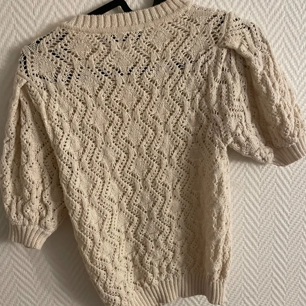 säljer en superfin beige stickad tröja från Zara. den har ett snyggt mönster och korta puffärmar perfekt för både vår och höst! tröjan är i bra skick och passar till många olika outfits.. Toppar.