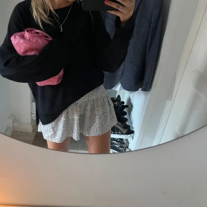 Prickig kjol  - Säljer nu denna prickiga kjol, perfekt till sommaren. Hör av er vid frågor eller flera bilder 💓