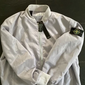 Stone island windjacket - Superbra skick då den knappt kommit till användning därav taggarna sitter kvar. !ETT TILL ETT!