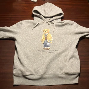 Ralph Lauren Hoodie  {storlek M} - Skön hoodie som tyvärr inte längre passar. Men den är i princip samma skick som när jag köpte den, inga fläckar, inget som är sönder osv. Sen finns det även en QR-tag på.  Storlek M!