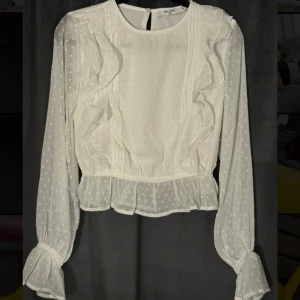 Fin blus - En fin blus från NAKD. Enbart testat blusen men inte använd. Helt i nyskick. 