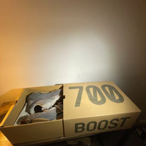 Yeezy Boost 700 V2 - Yeezys i nästan oanvänt skick med box. Säljer då jag vuxit ur. Använda enstaka gånger. 