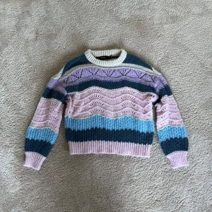 Stickad tröja! - Så härlig stickad tröja i flera färger <3 i super fint skick! Ifrån Vero Moda, storlek S. Använd gärna köp nu🥰