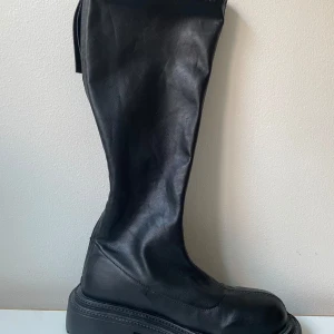 Helt nya stövlar - Fina nya stövlar som aldrig används pga för stora. Etiketten säger storlek 39 men passar en 38-38,5 :-)