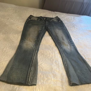Miss me jeans🥰 - Jag säljer nu mina älskade miss me jeans dom är i otroligt bra skick då dom knappt är använda. Dom är sydda mer booutcut i med att dom va straight från början.