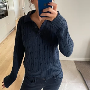  Kabelstickad tröja  - En så höstig 🍁och gosig kabelstickad tröja från Brandy Melville, köpt för nått år sen men kommer inte till användning så väljer nu att sälja den!!  Hör av vid frågor o intresse🥰🥰🥰 PRIS KAN DISKUTERAS 