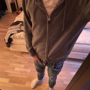 Kashmir Hoddie - Säljer den här gråa Kashmir hoddie i storlek S. Inga defekter förutom lite knoppig på insidan av luvan som man ändå inte ser.