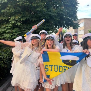 Studentklänning  - Säljer min älskade student klänning då den inte kommer komma till användning längre!😭Super fin bymalina dupe!!✨ Endast använd vid ett tillfälle så som nyskick, hör av er vid fler frågor!😍