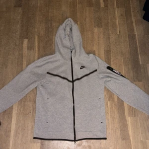 Nike tech fleece zip hoodie - Säljer en sprillans ny tech fleece kofta i storlek S,  till ett väldigt bra pris, då nypriset ligger cirka runt 1300kr. Vid frågor och funderingar kontakta gärna säljaren!