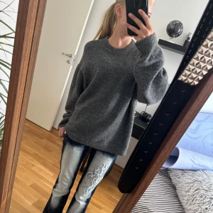 Stickad tröja❤️ - En jätte fin stickad tröja som verkligen är jätte gosig❤️ älskar den jättemycket men den är inte riktigt min stil längre, nypris tror jag är 300-400. Pris kan diskuteras vid snabb affär 