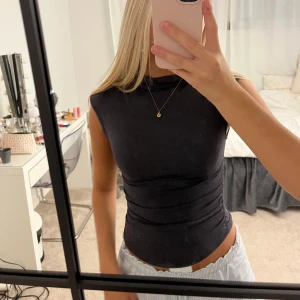 Topp - Jättefin mörkgrå topp från Gina!!!😍