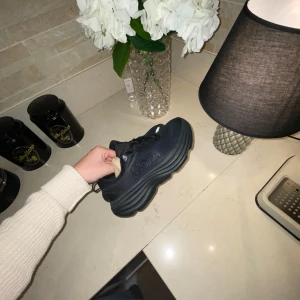 HOKA Skor - Helt oanvända. Storlek 38 men passar 36-36,5 bättre. Ny pris 2200kr