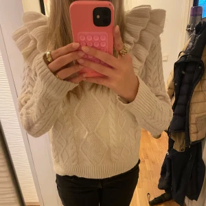 Vit volang tjocktröja🤍 - Säljer denna jättefina tjocktröjan i krämvit med massa fina volanger och mönster.🤍 Köpt från ONLY i storlek S. Perfekt nu till hösten!! Skriv för fler bilder eller frågor. Pris kan diskuteras 🤍🤍