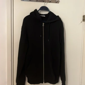 Zip hoodie - Säljer svart zip hoodie från weekday Hoodien är i hyfsat bra skick Storlek:s men passar även M 