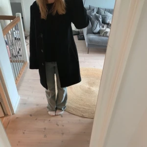 Lång höstkappa  - Normal i storleken, köpt secondhand och har inga defekter🫶🏼 Jag är 160 cm som referens