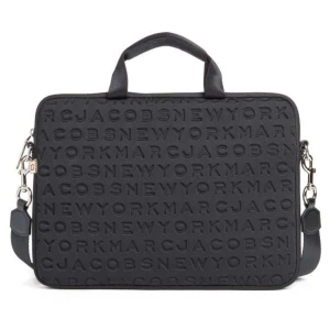 Marc jacobs datorfodral - Marc jacobs datorfodral / datorväska. Det finns två stycken fack, perfekt för dator och böcker! Ett längre avtagbart band medföljer. Den är i fint skick men finns lite slitage på dragkedjan. Nypriset var ca 1800 