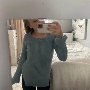 Blå stickad!  - Den är jätte söt och mjuk, fick i fel färg dock så aldrig använt 🥰perfekt för årstiderna nu!