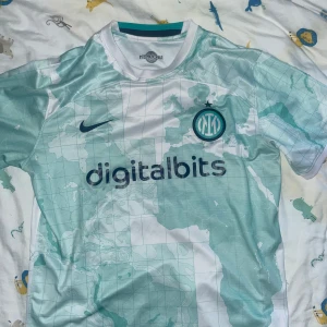 Inter milan - säljer fotbollströja