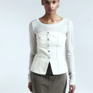 Jeans topp beige  - Helt oanvänd jeans topp från hm. Säljer då den är för liten💘