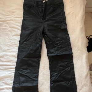 Skinnbyxor - Högmidjade lackbyxor i bra skick. Har använt dom en del, men dom har inte blivit fula som Lackbyxor kan bli💗 Säljer dom för dom är för stora