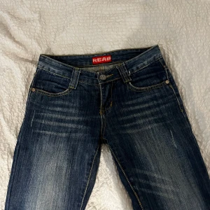 Blå lågmidjade bootcut jeans  - Säljer dessa jätte fina jeansen som jag fick hem häromdagen, tyvärr så var dom försmå därav säljer jag vidare dom🩷skriv privat för frågor osv🫶 Har tyvärr inget måttband så kan inte mäta mått🙏
