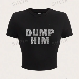 T-shirt DUMP HIM - croppad svart t-shirt från shein med texten ”DUMP HIM”. Storlek M, men mer som S. Använd 1 gång. 