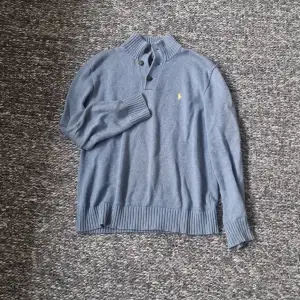 Säljer nu denna half button ralph lauren tröjan i gott skick 8/10 med lite tecken på användning Skriv vid minsta fundering