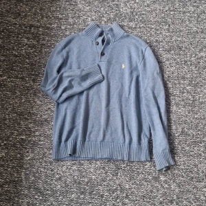 Ralph lauren tröja - Säljer nu denna half button ralph lauren tröjan i gott skick 8/10 med lite tecken på användning Skriv vid minsta fundering