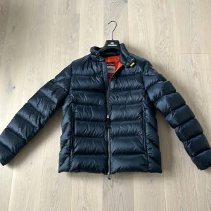 Parajumper dillon - Säljer min para jumper jacka som jag köpte för 2 månader sedan men som jag ångra att jag köpte, kostar 6000 ish och aldrig ens använd, var tänkt för denna vintern, man får  även med extra knappar och galjen samt pris ej hugget. Skriv pm vid frågor !😃