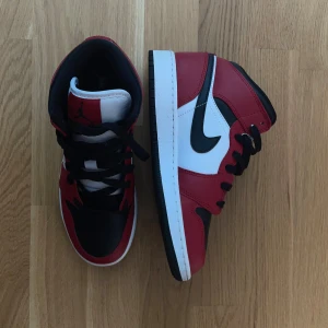 Air Jordan 1 Mid - Säljer mina jordans som köptes 2020. Endast använda 1-2 ggr. Ny skick. Storlek 38. Kan mötas upp i Stockholm eller fraktas.