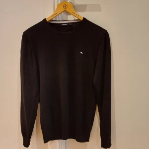 J.LINDEBERG MERINOULL TRÖJA - Vi säljer nu denna riktigt snygga mernoulltröjan ifrån J.Lindeberg. Tröjan är i storlek M och har en riktigt skön passform samt sitter som slim fit Bara att skriva vid funderingar.