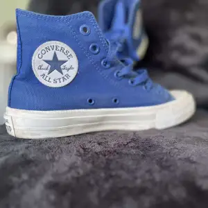 Convers knappt använda 200 kr Brudklänning storlek 38/40 fler bilder finns från england 800 kr