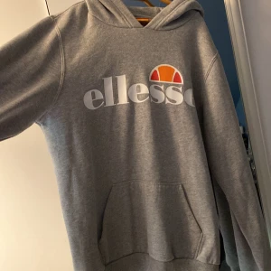 Ellesse Hoodie - Grå Ellesse hoodie i storlek S. Använt men fint skick.