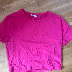 Rosa tshirt - Croppad.  Skönt skims material Passar strl M/L