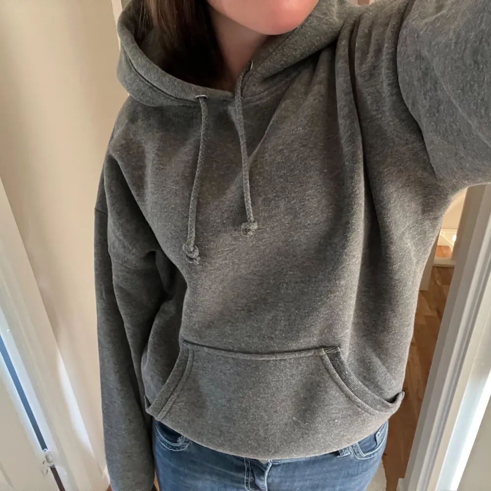 Grå hoodie från Bikbok i storlek xs, knappt använt och gott skick💕. Hoodies.