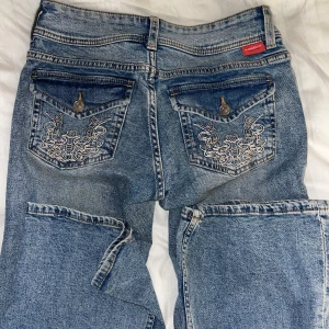 lågmidjade jeans - lågmidjade flared jeans med coola bakfickor. 