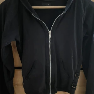 Tröja  - Säljer en svart tröja med dragkedja framtill. Den är i bra skick