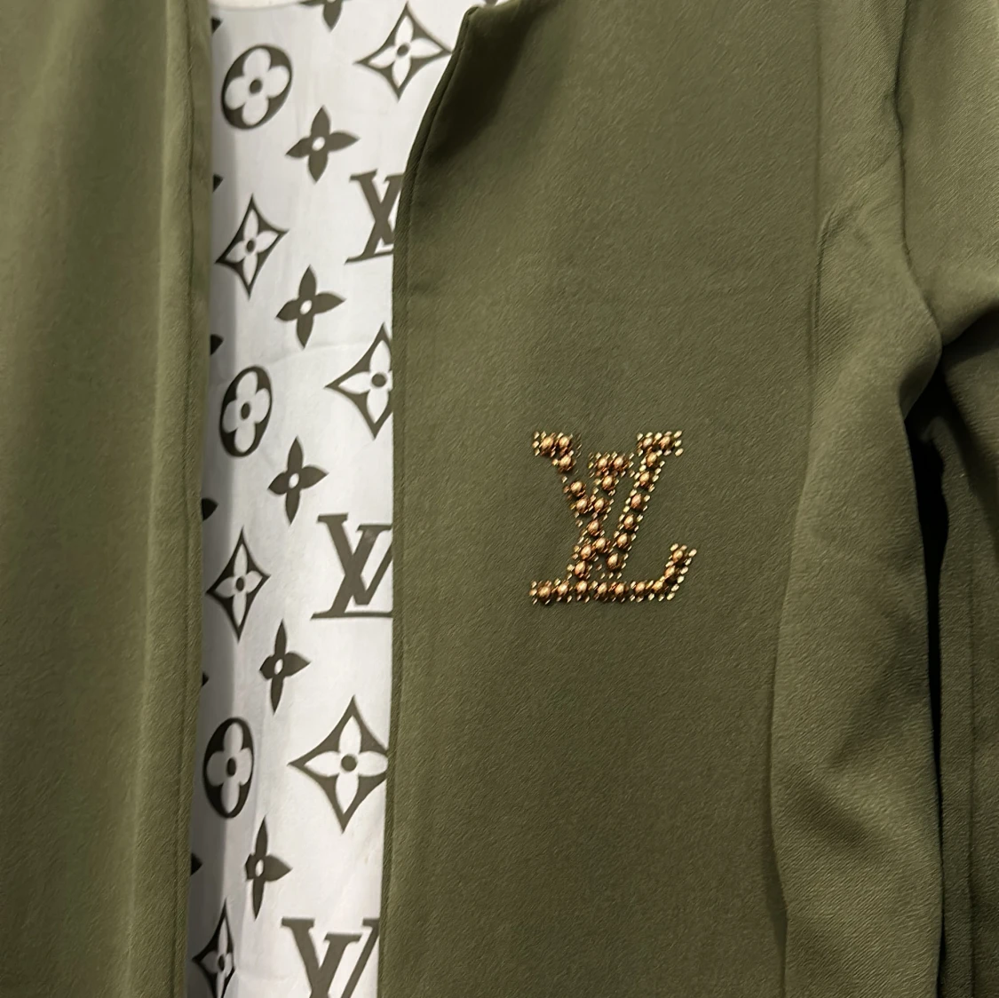 Olivgrön lång jacka med mönstrad insida - 90