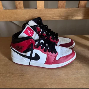 Jordan 1 Mid ”Chicago” - Säljer ett par Jordan 1 mid ”Chicago” Storlek 44  Cond 8/10 