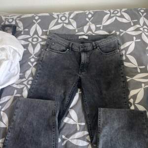 Perfekt jeans  Storlek 42 Svarta  Utsvängda 