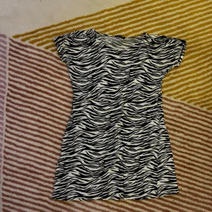 Klänning med zebramönster  - Klänning med zebramönster i storlek S
